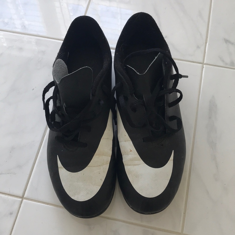 Nike soccer shoes cleats